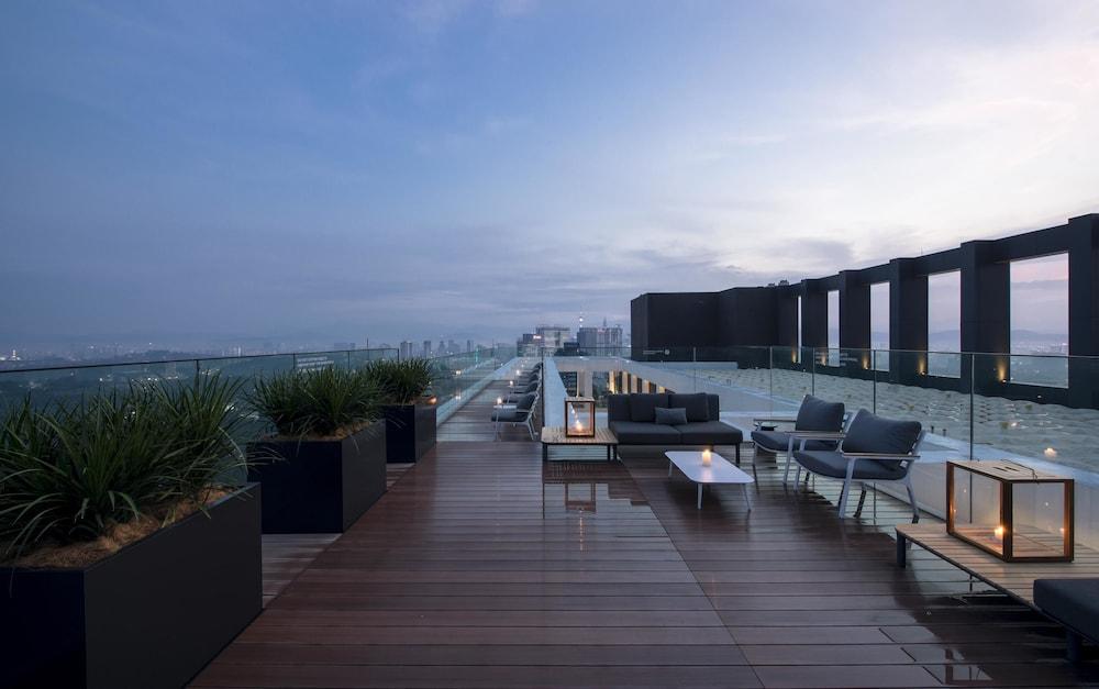 Alila Bangsar Kuala Lumpur Otel Dış mekan fotoğraf The rooftop bar at the hotel