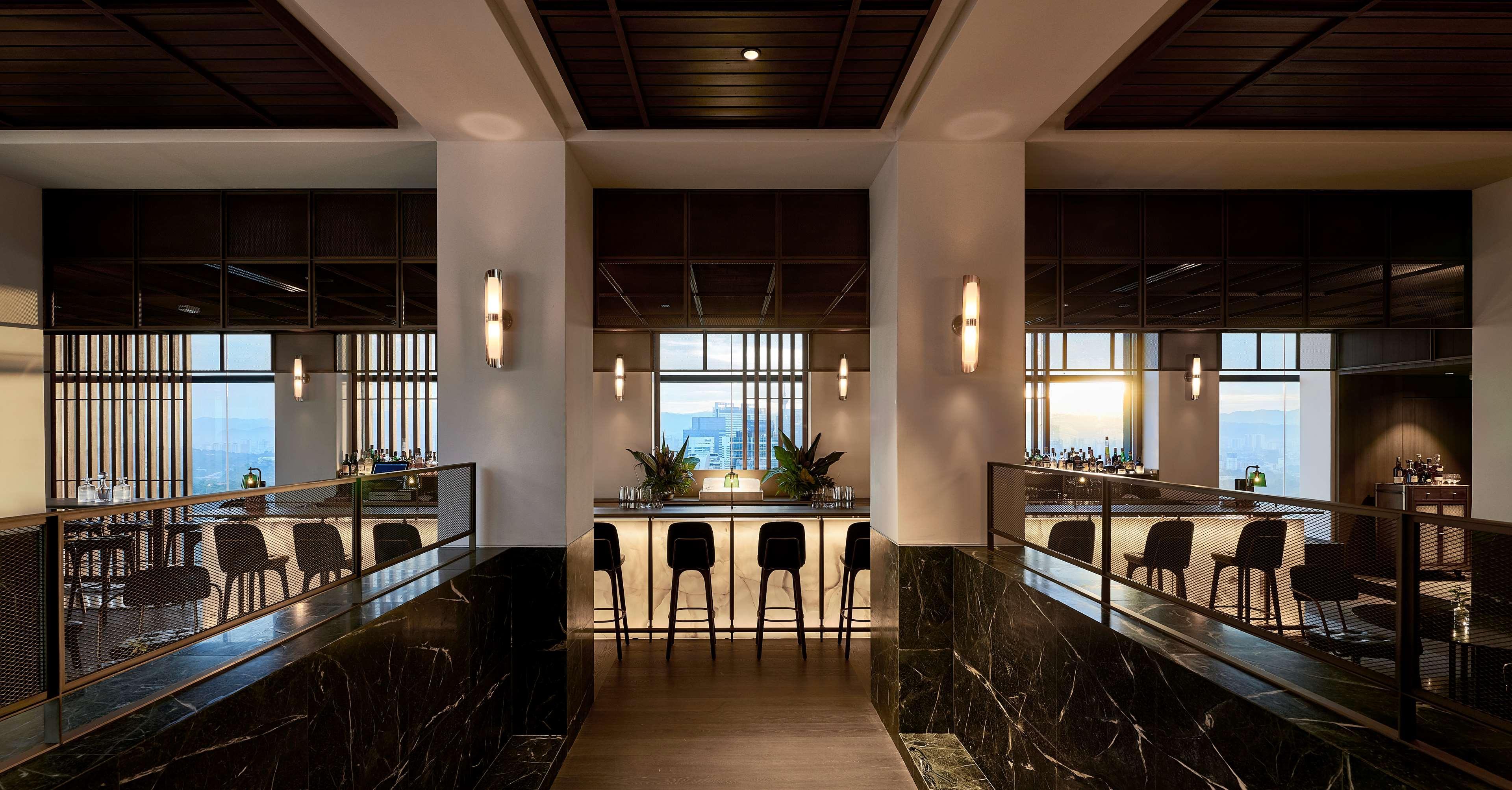 Alila Bangsar Kuala Lumpur Otel Dış mekan fotoğraf The bar at the 19th floor