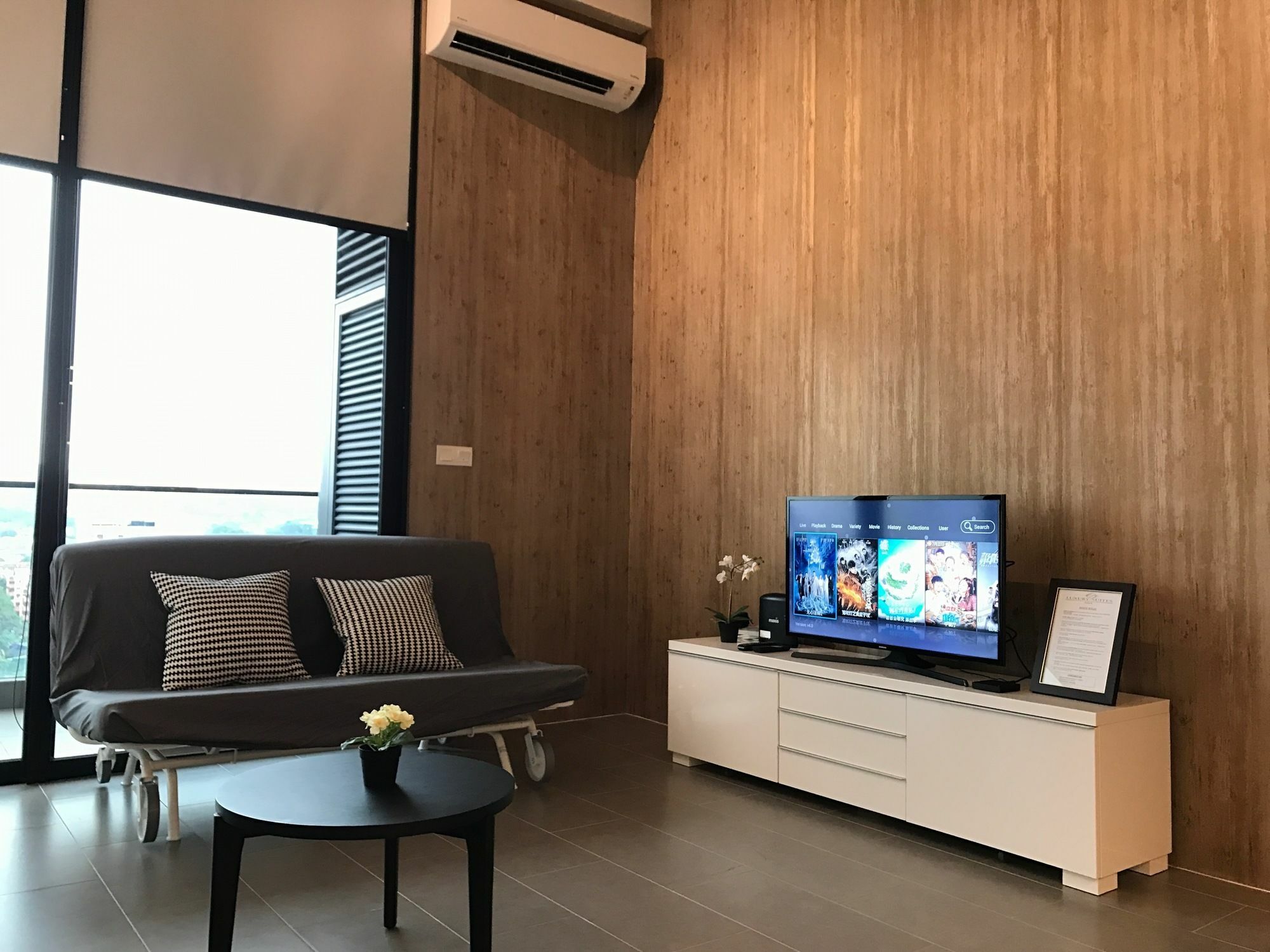 Alila Bangsar Kuala Lumpur Otel Dış mekan fotoğraf A living room with a television