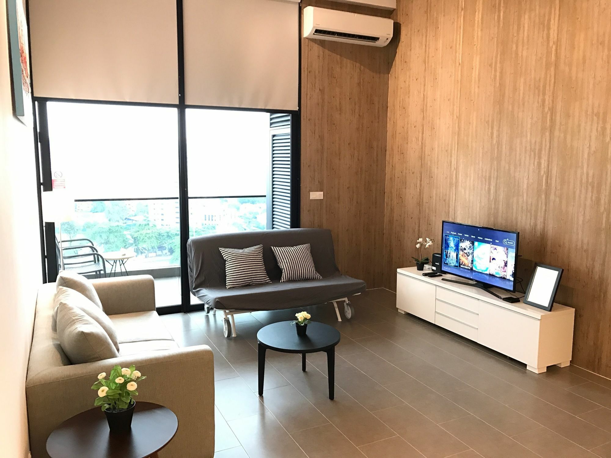 Alila Bangsar Kuala Lumpur Otel Dış mekan fotoğraf A living room in a serviced apartment in Kuala Lumpur, Malaysia.