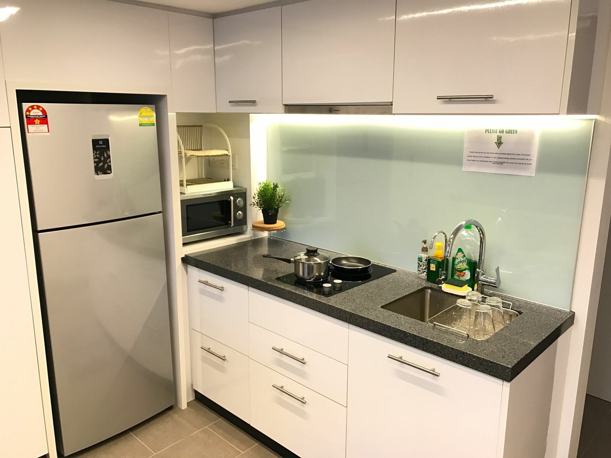 Alila Bangsar Kuala Lumpur Otel Dış mekan fotoğraf A typical kitchen in a student apartment